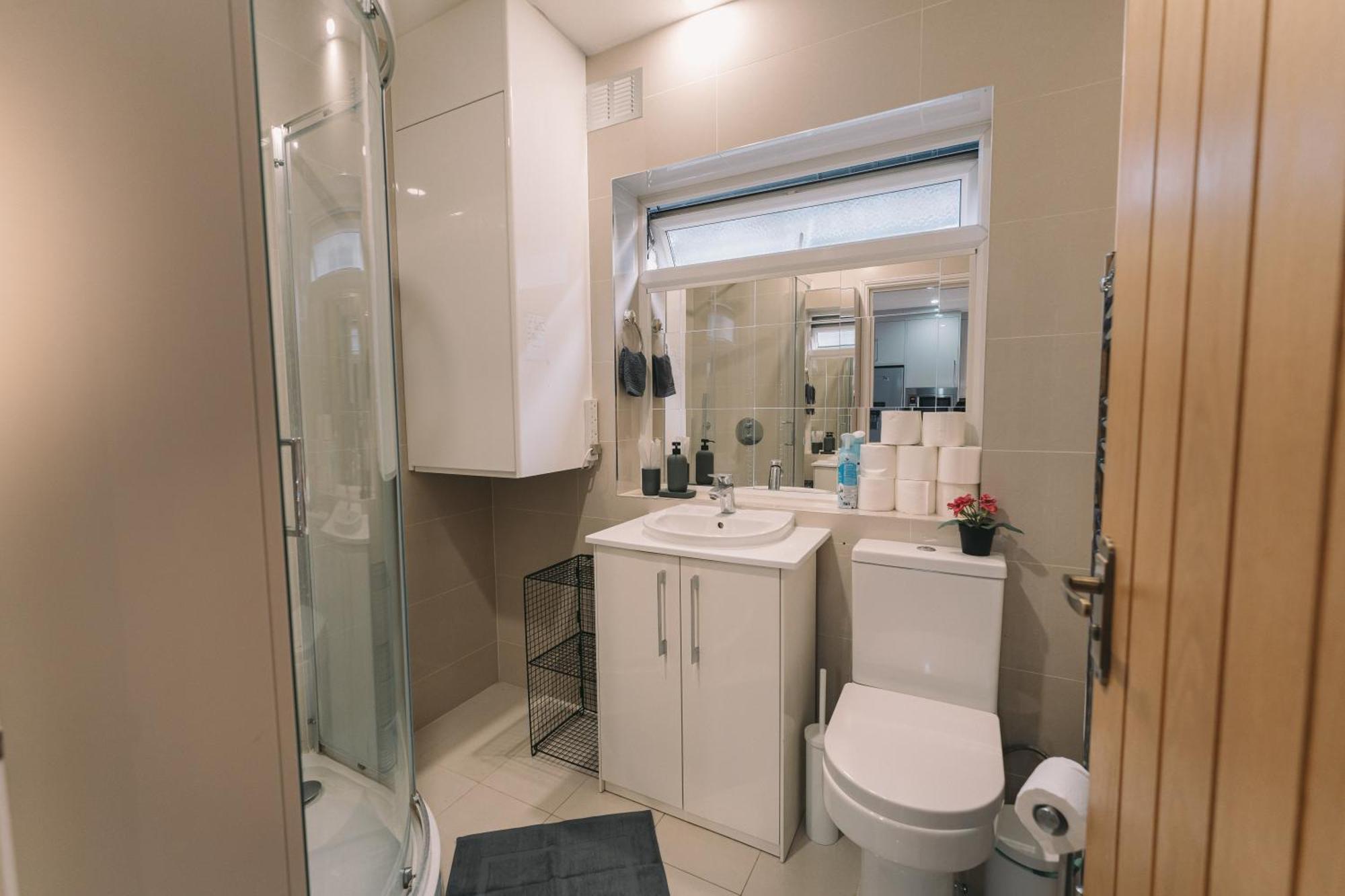Modern Flat By The Underground. Appartement Londen Buitenkant foto